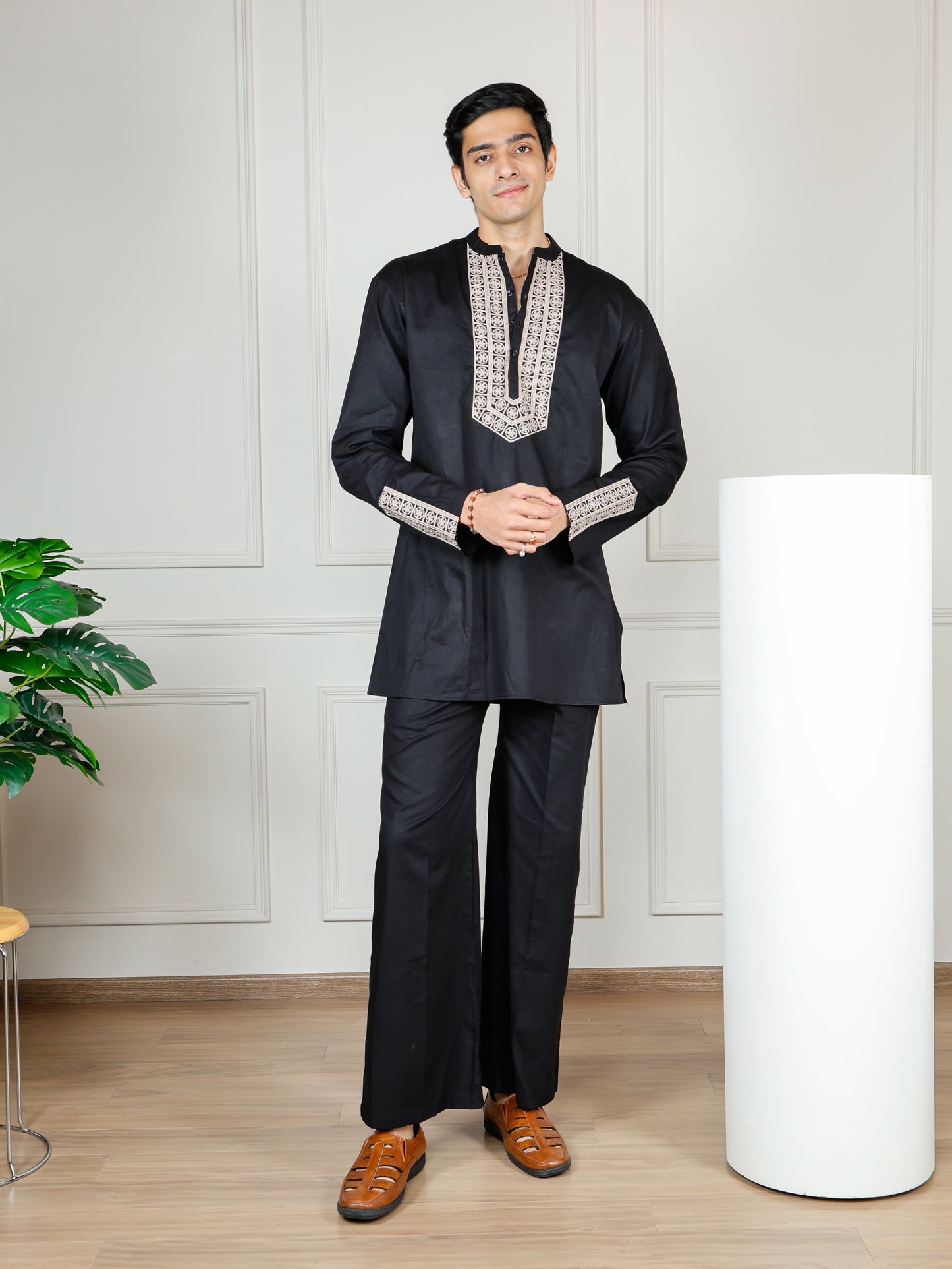 Elegant Black Men’s Kurta Set with Intricate Embroidery
