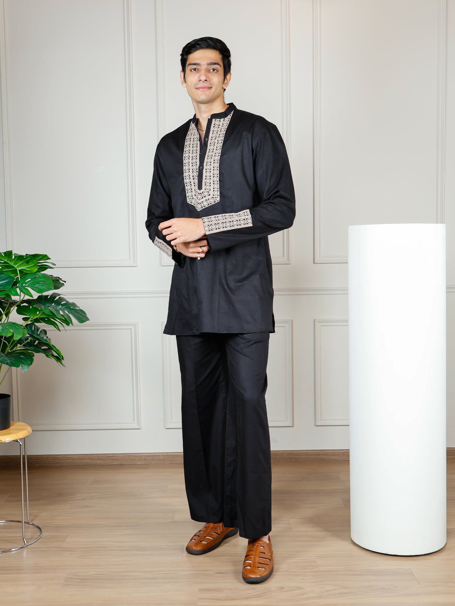Elegant Black Men’s Kurta Set with Intricate Embroidery