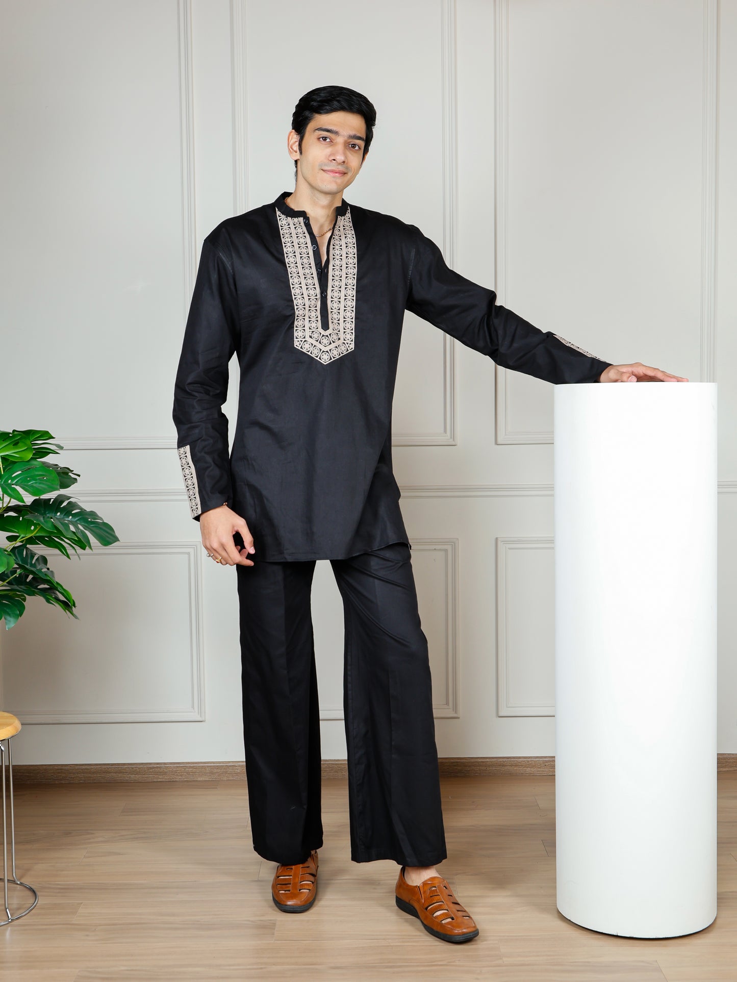 Elegant Black Men’s Kurta Set with Intricate Embroidery