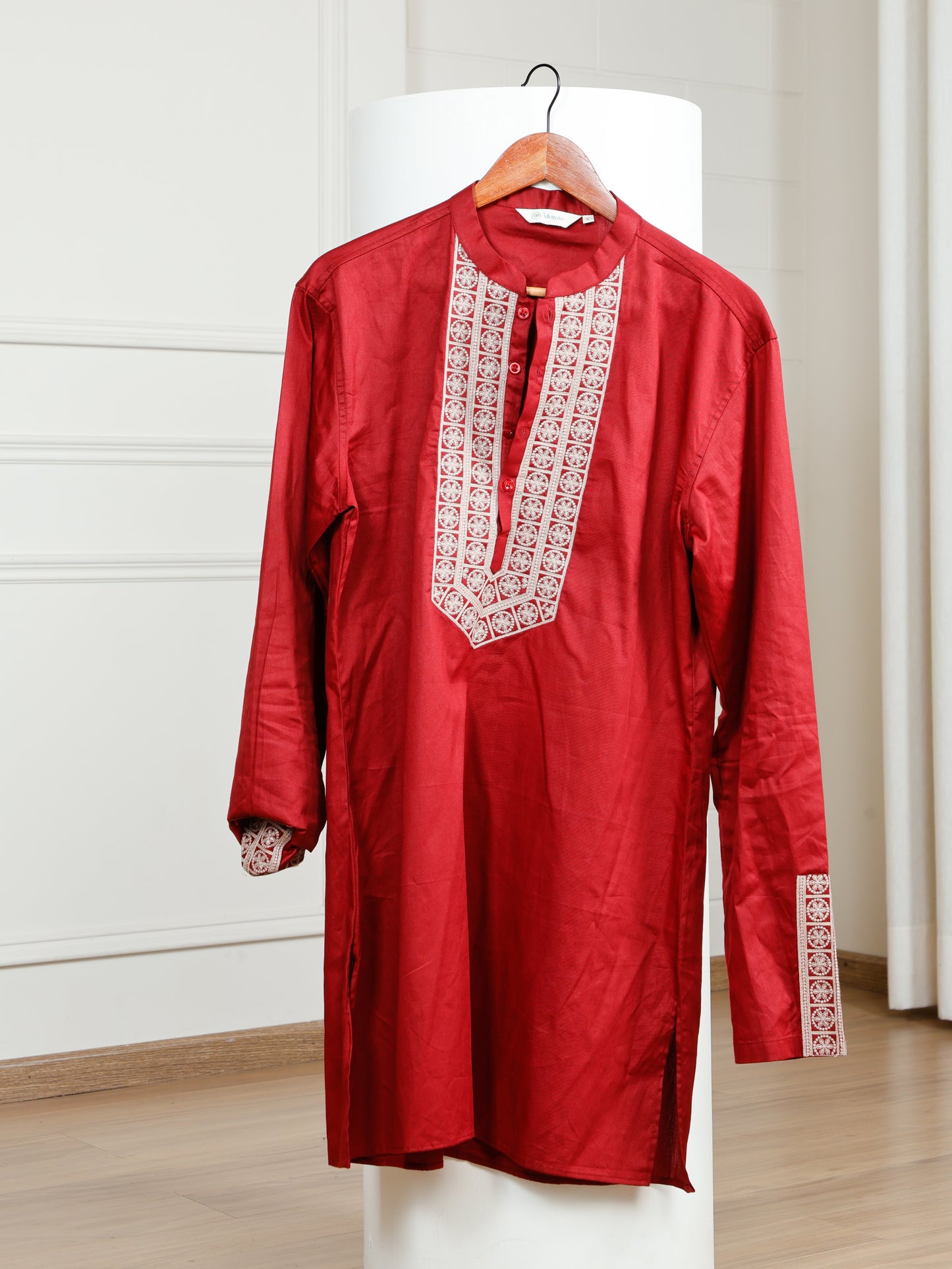 Elegant Maroon Men’s Kurta Set with Intricate Embroidery